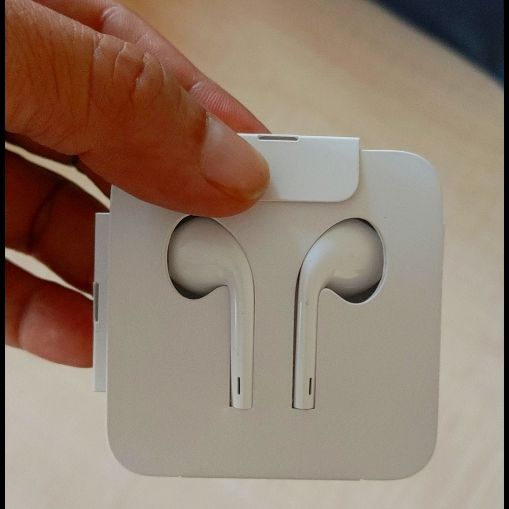 Apple earpod headphones w wire